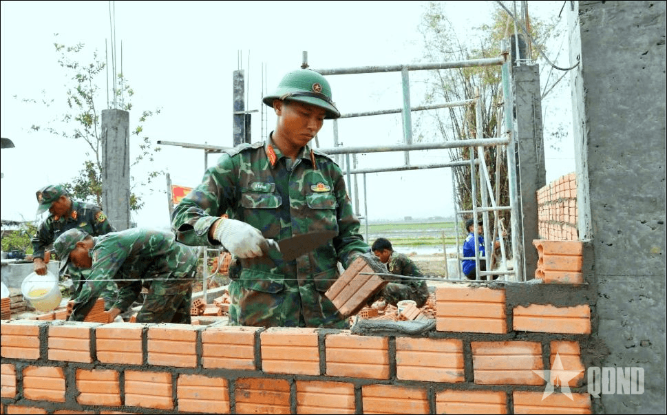 Bộ đội “thần tốc” giúp nhân dân dựng xây nhà mới