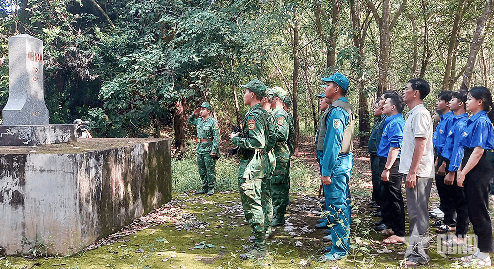 Xây dựng thế vững lòng dân, giữ biên cương yên bình, no ấm - Bài 2: Chung sức xây dựng địa bàn an toàn, phát triển