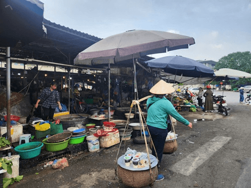 Dẹp “chợ cóc” và bài toán dân sinh