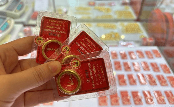 Giá vàng hôm nay (trưa 6-1): Tiếp tục "leo thang"