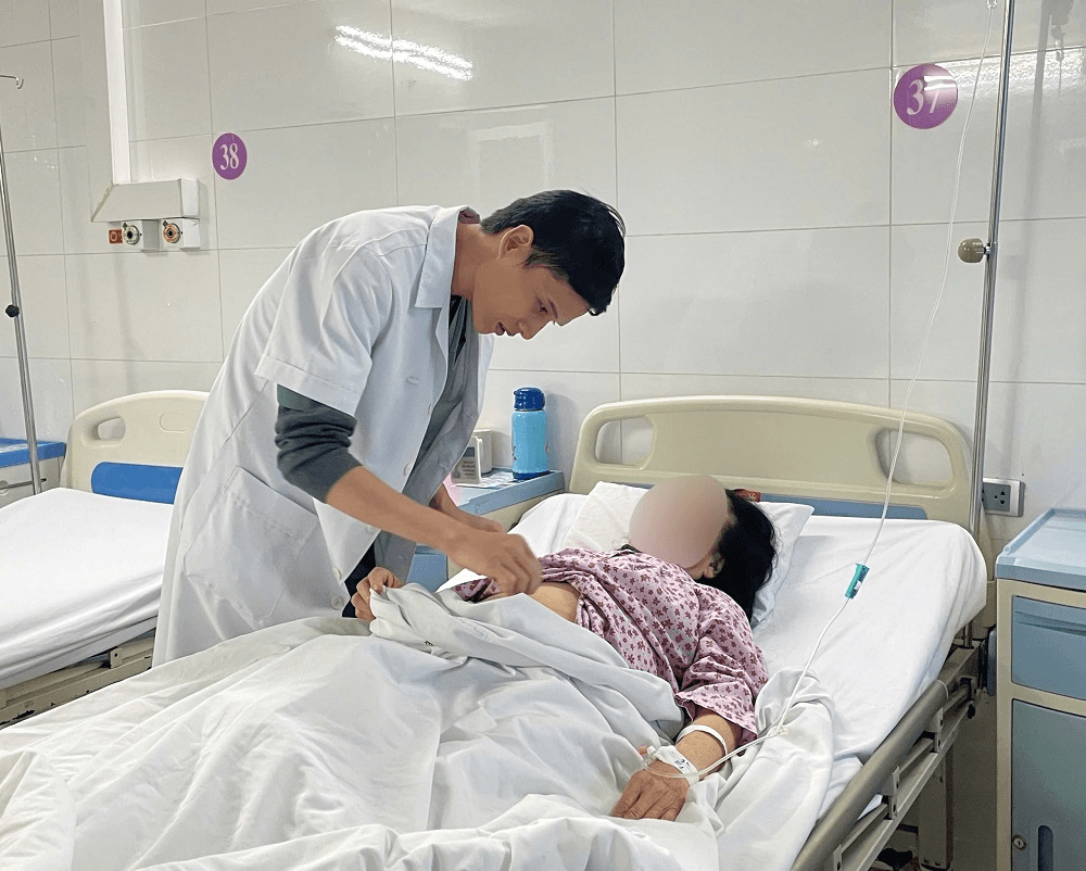 Bệnh viện Thanh Nhàn: Phẫu thuật thành công khối u buồng trứng gần 3kg cho cụ bà 78 tuổi