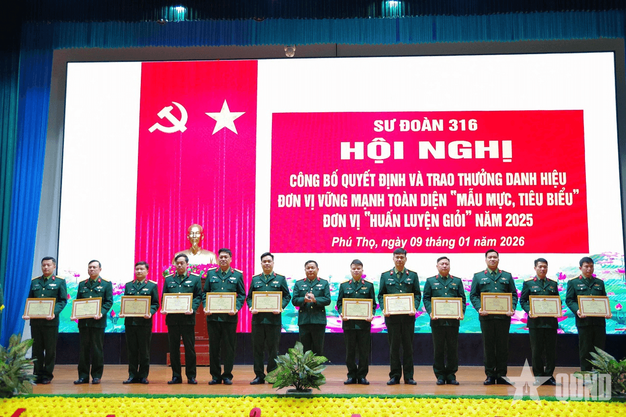 Sư đoàn 316 khen thưởng đơn vị vững mạnh toàn diện, huấn luyện giỏi