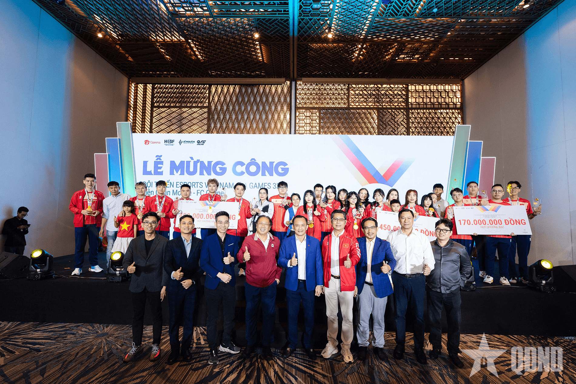 Đội tuyển thể thao điện tử Việt Nam mừng công SEA Games 33