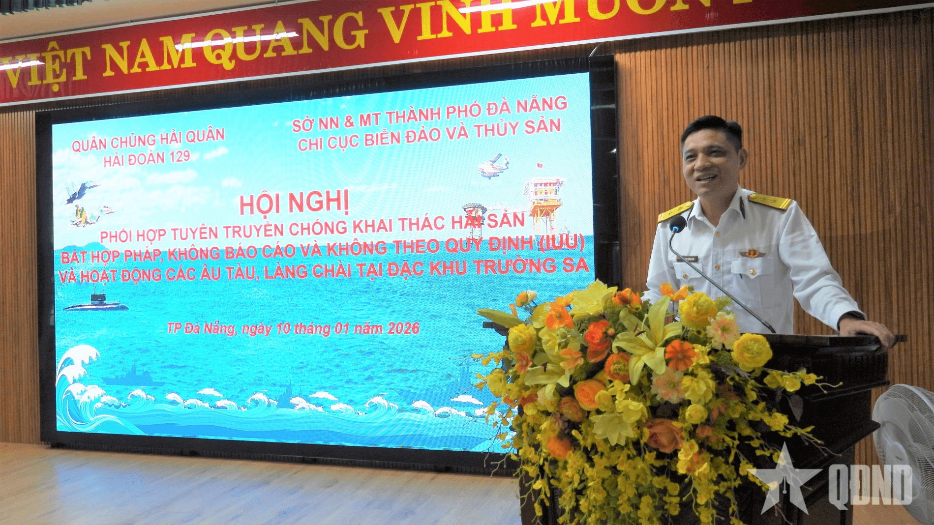 Hải đoàn 129 Hải quân tuyên truyền IUU và tặng quà ngư dân TP Đà Nẵng