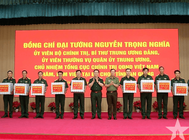 Đoàn công tác Quân ủy Trung ương, Bộ Quốc phòng thăm, làm việc tại An Giang