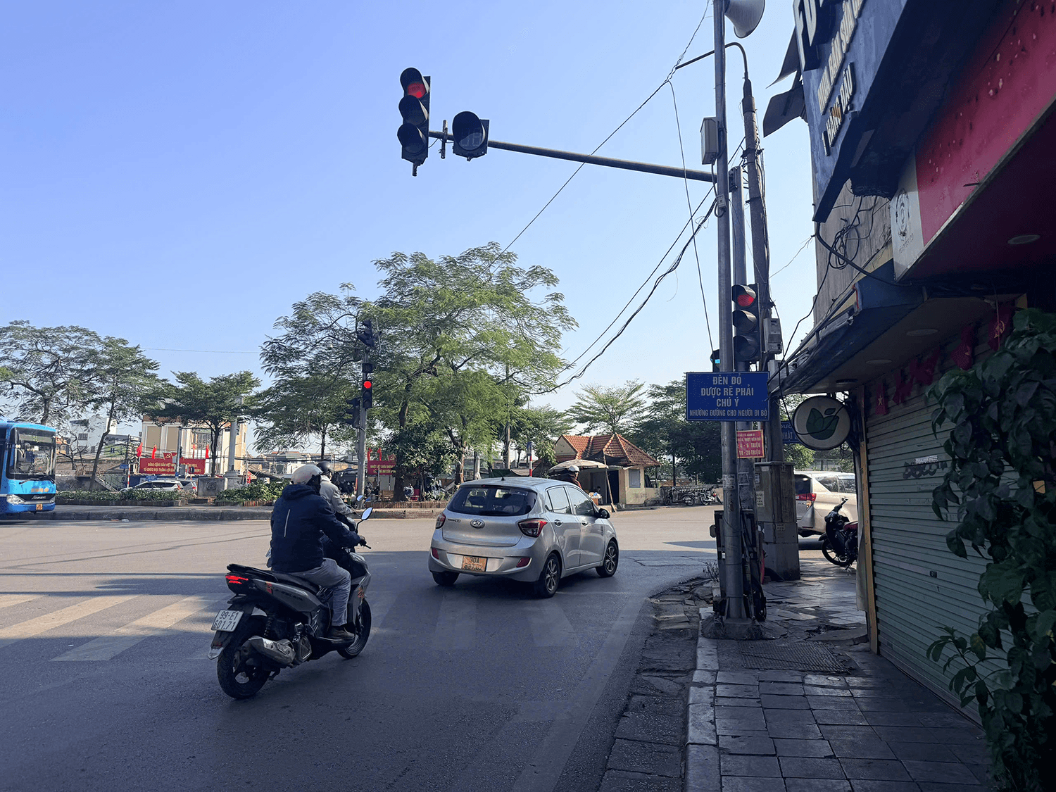 Cần linh hoạt cho phép rẽ phải khi có đèn đỏ