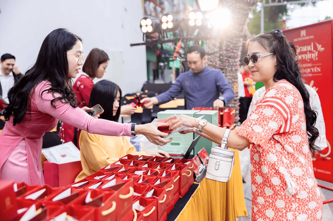 Giá vàng hôm nay (chiều 14-1): Tiếp tục tăng, lập đỉnh mới