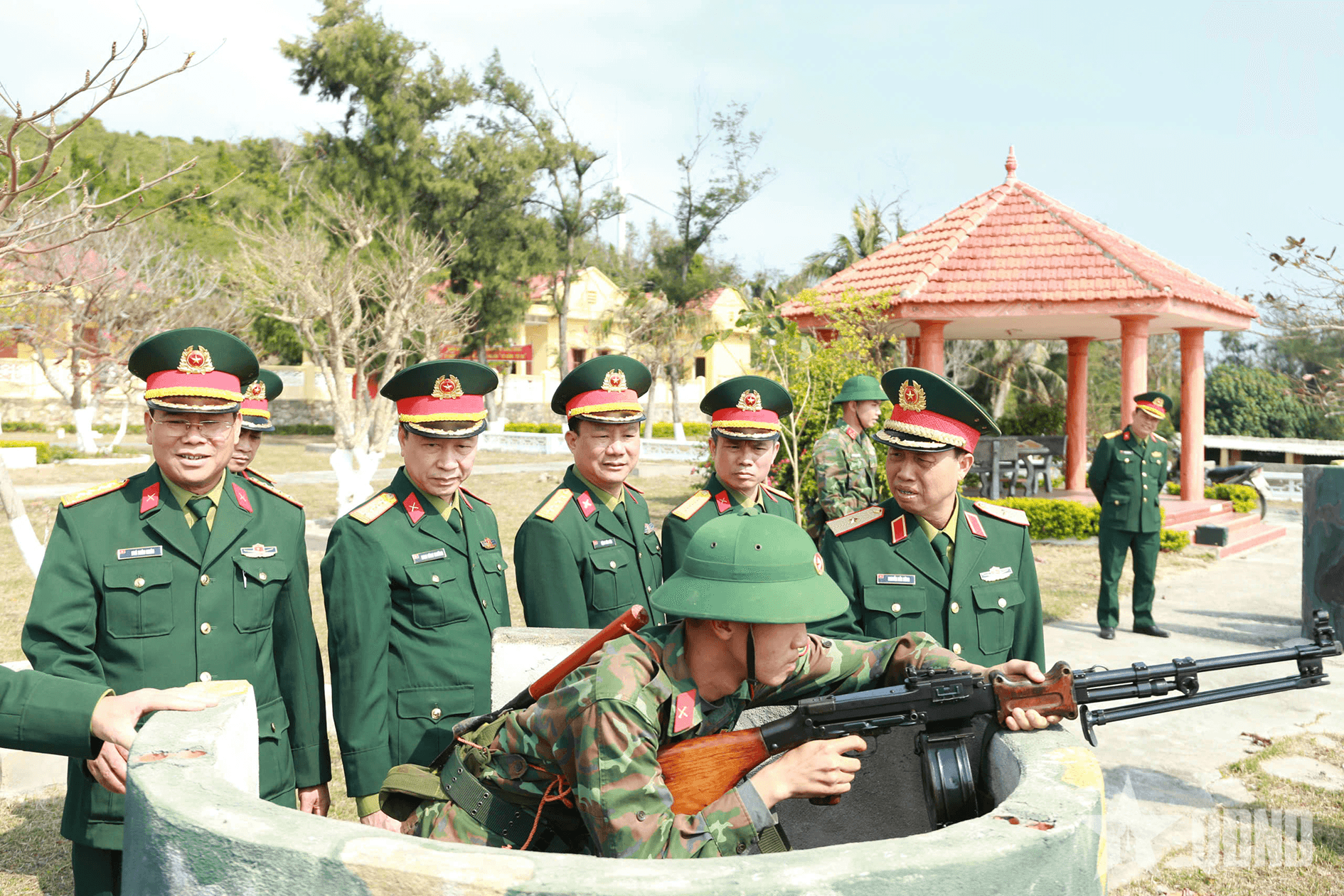Tích cực luyện tập các phương án sẵn sàng chiến đấu, bảo vệ đơn vị