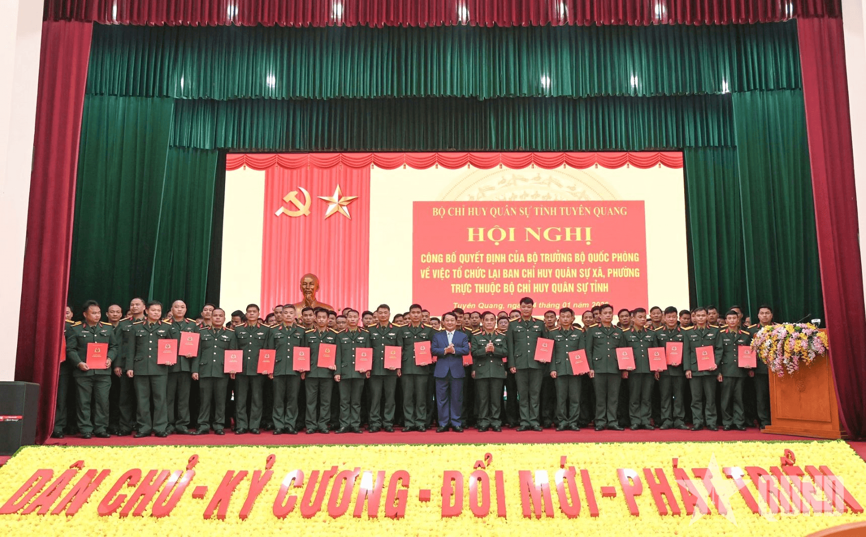 Bộ CHQS tỉnh Tuyên Quang công bố quyết định tổ chức lại Ban CHQS xã, phường