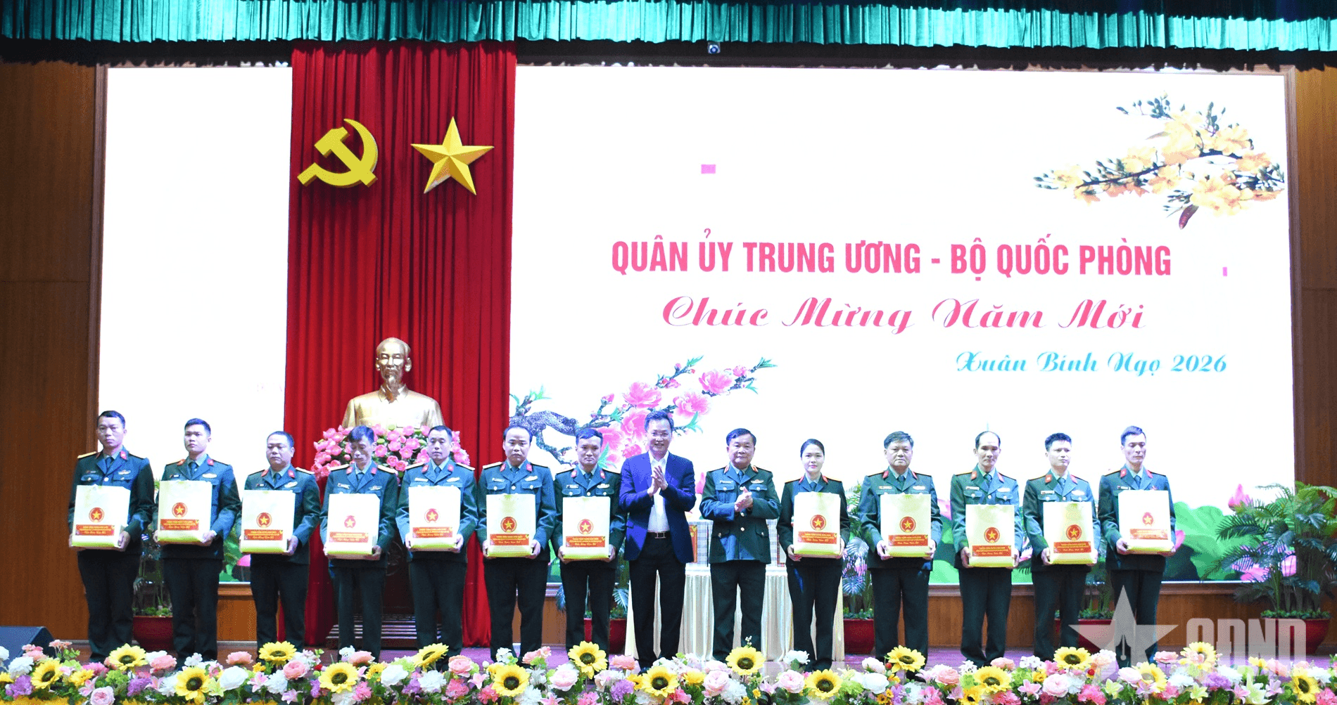 Thượng tướng Hoàng Xuân Chiến thăm, kiểm tra, tặng quà một số đơn vị