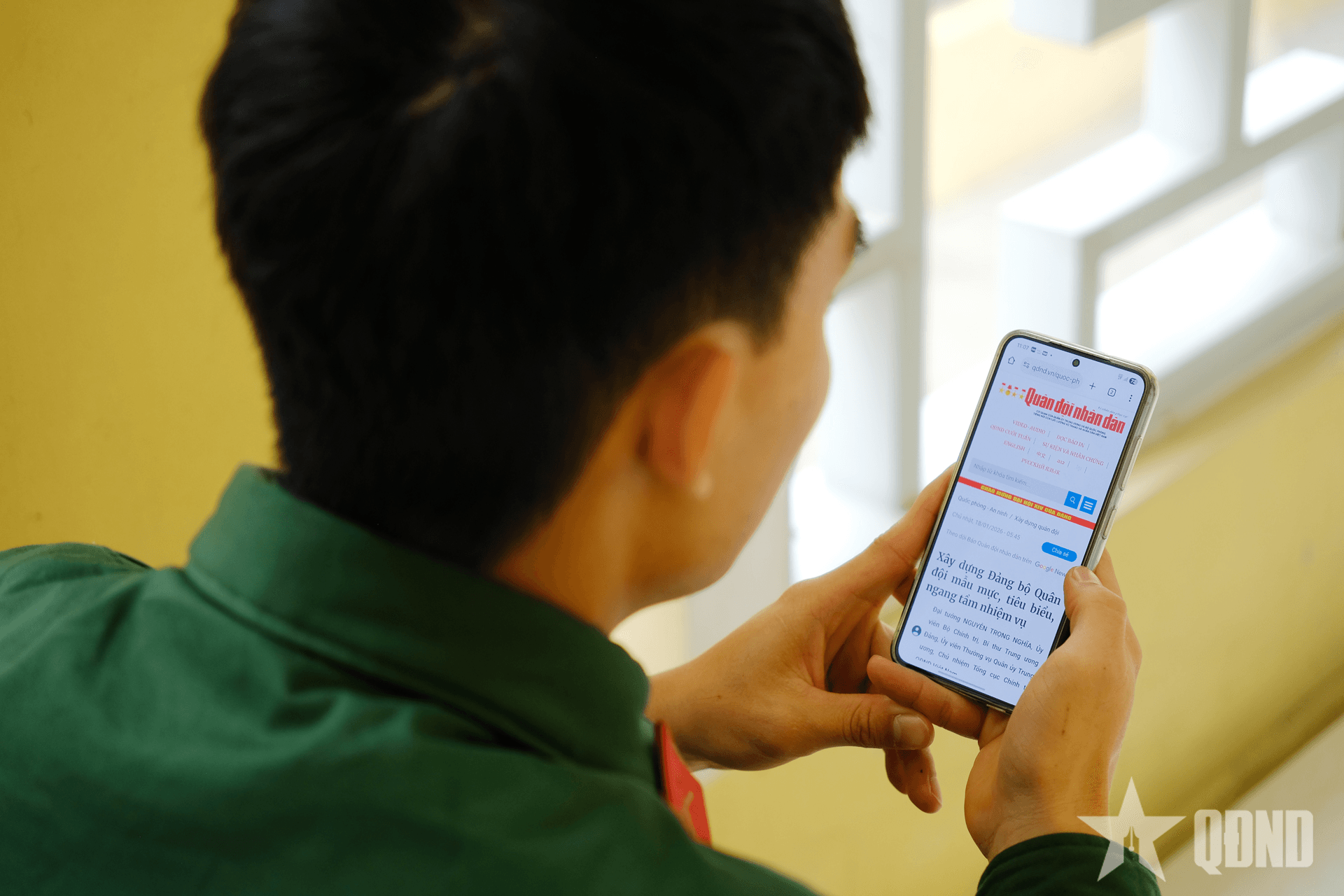 Chiến sĩ phấn khởi dùng điện thoại, cam kết “3 không”