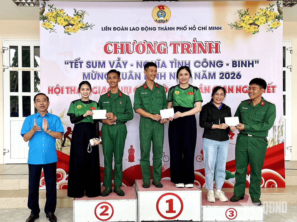 Giao lưu Tết sum vầy, gắn kết tình quân dân tại Côn Đảo