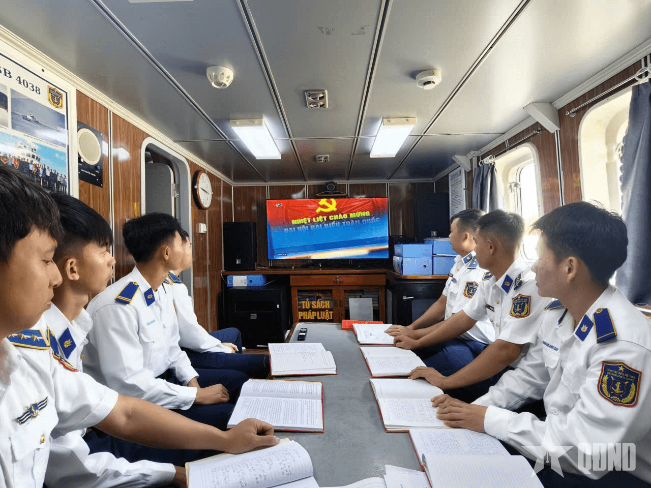 Cán bộ, chiến sĩ Tàu CSB 4038 tổ chức học tập, quán triệt và theo dõi Đại hội Đảng