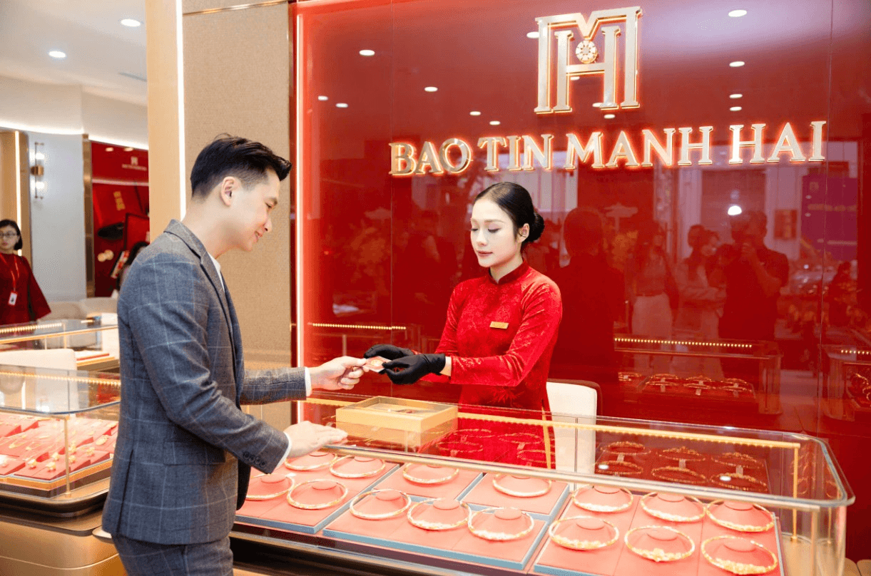 Giá vàng hôm nay (23-1): Vàng thế giới vượt mốc 4.900 USD/ounce, vàng trong nước giảm mạnh