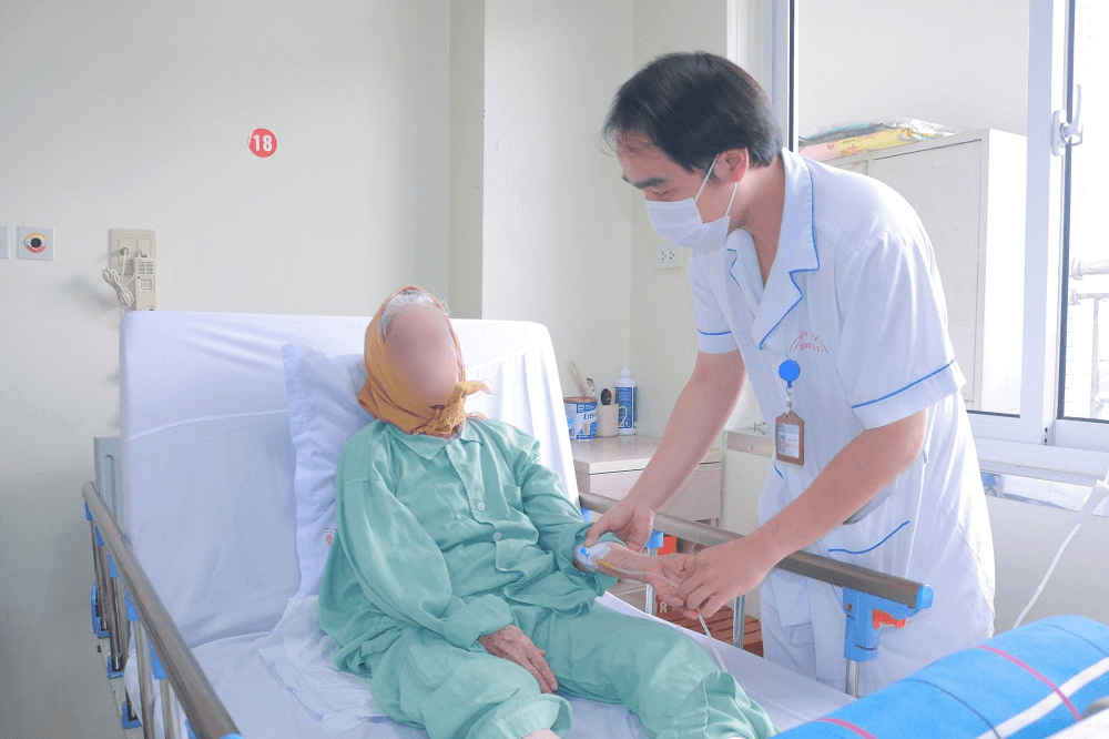 Bệnh viện E: Thay khớp háng thành công cho cụ bà 104 tuổi