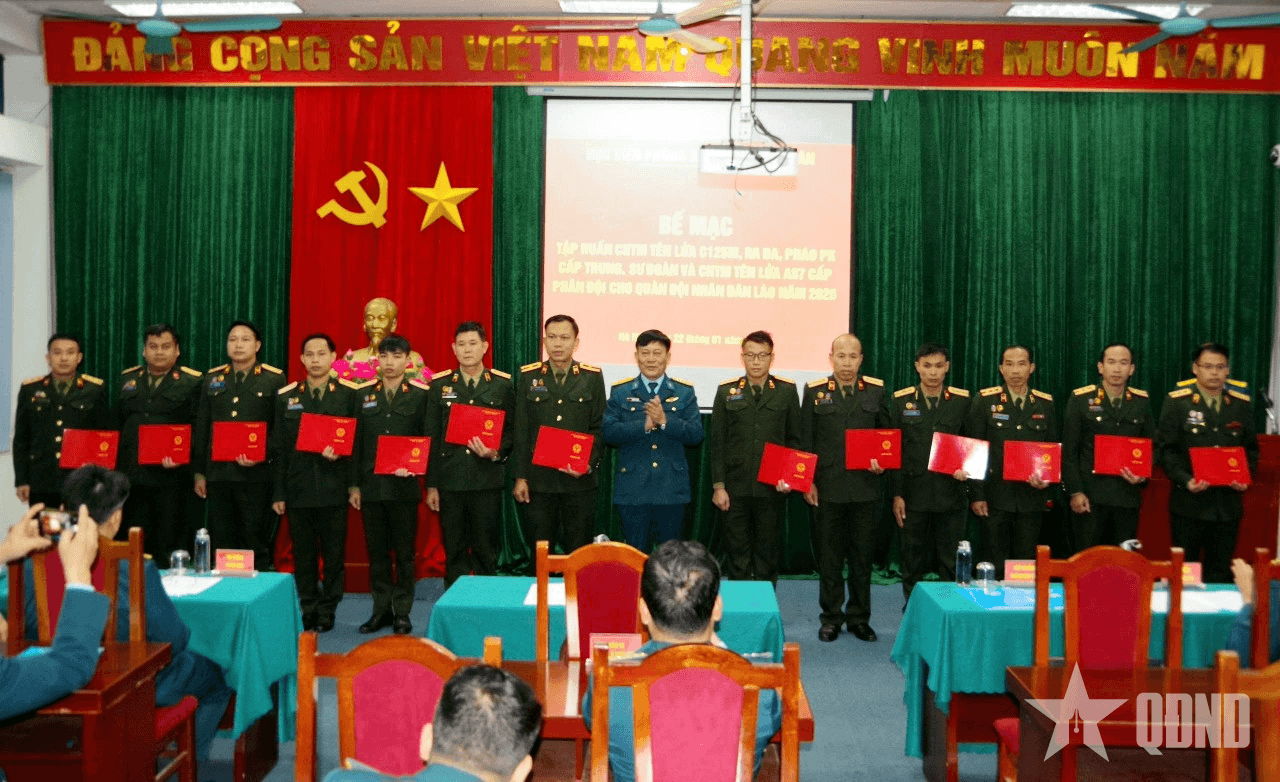 Học viện Phòng không - Không quân bế mạc các lớp tập huấn cán bộ Quân đội nhân dân Lào

​