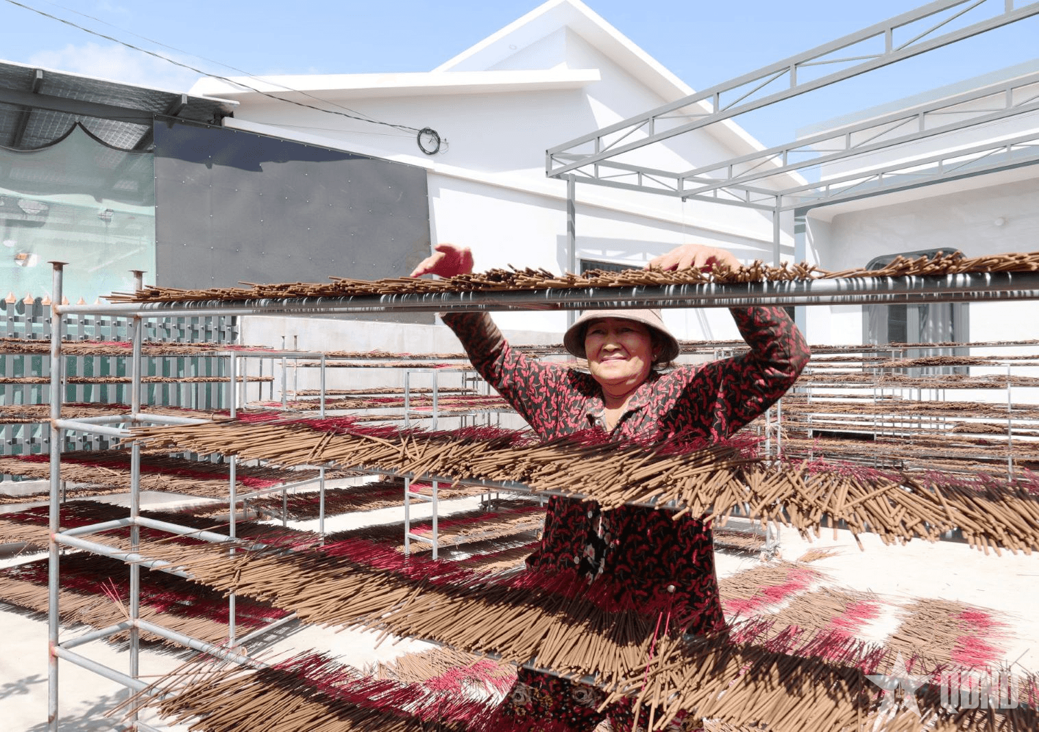 Giữ gìn sắc thắm nhang quê
