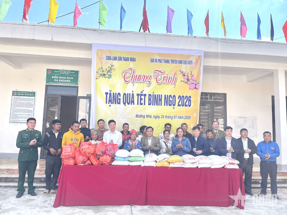 Điện Biên: Trao 600 suất quà tặng hộ nghèo đón Tết