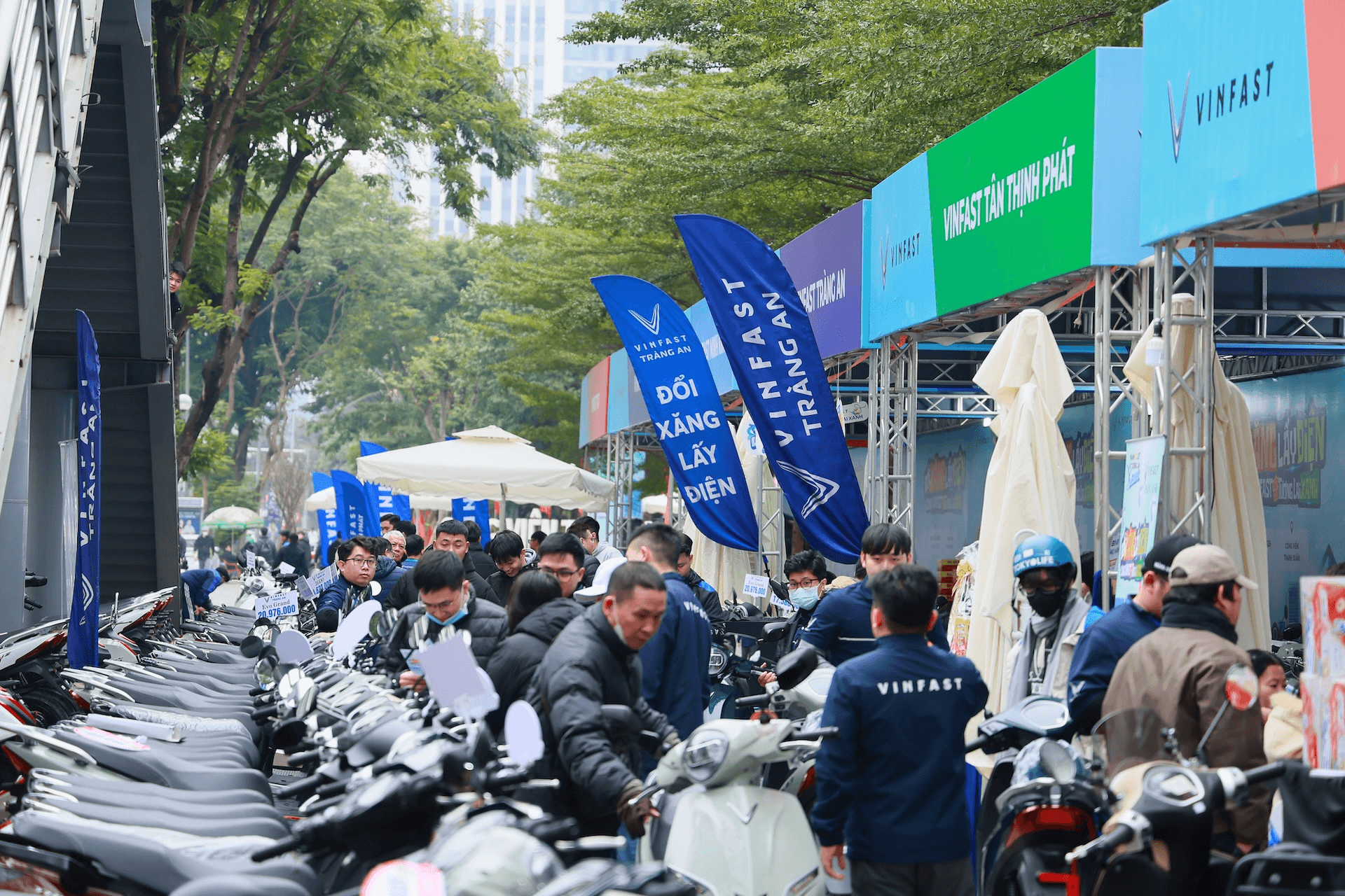 Chuỗi sự kiện Đổi xăng lấy điện: Người dân Thủ đô xếp hàng “chốt đơn” xe máy điện VinFast