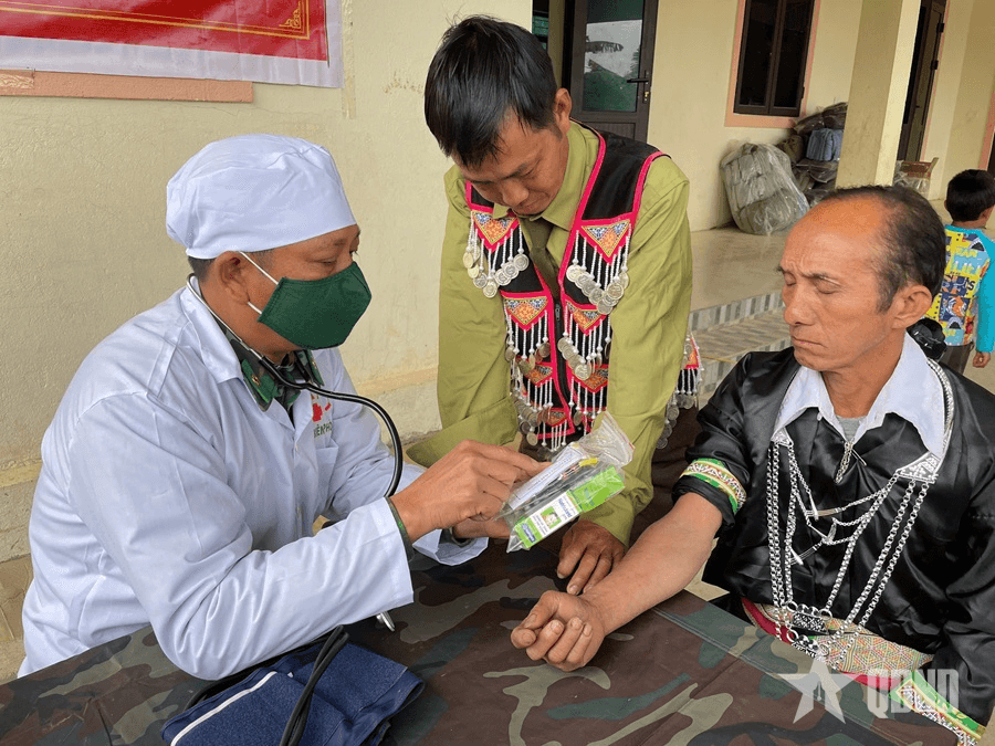Mang mùa xuân ấm đến bản nghèo nơi biên viễn