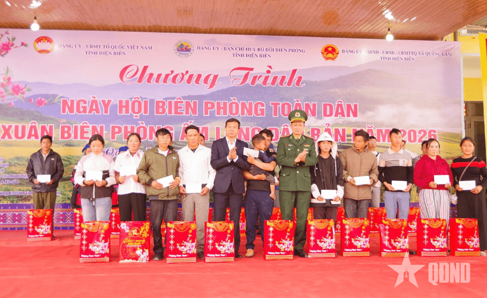 Điện Biên: Trao quà Tết tặng gia đình chính sách, hộ khó khăn trên địa bàn biên giới
