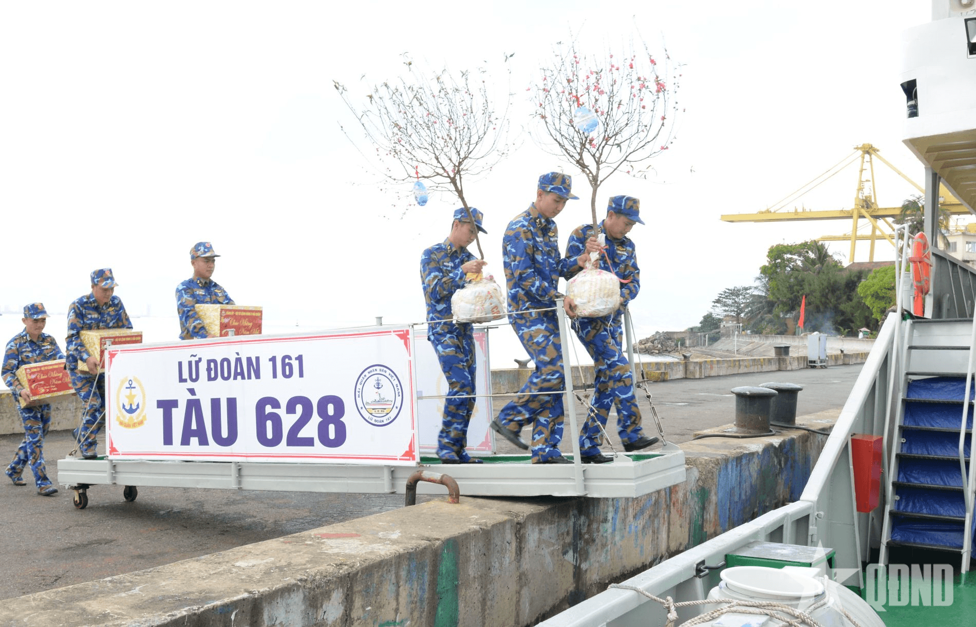 Vùng 3 Hải quân thăm, tặng quà, chúc Tết quân và dân đặc khu Cồn Cỏ, Lý Sơn