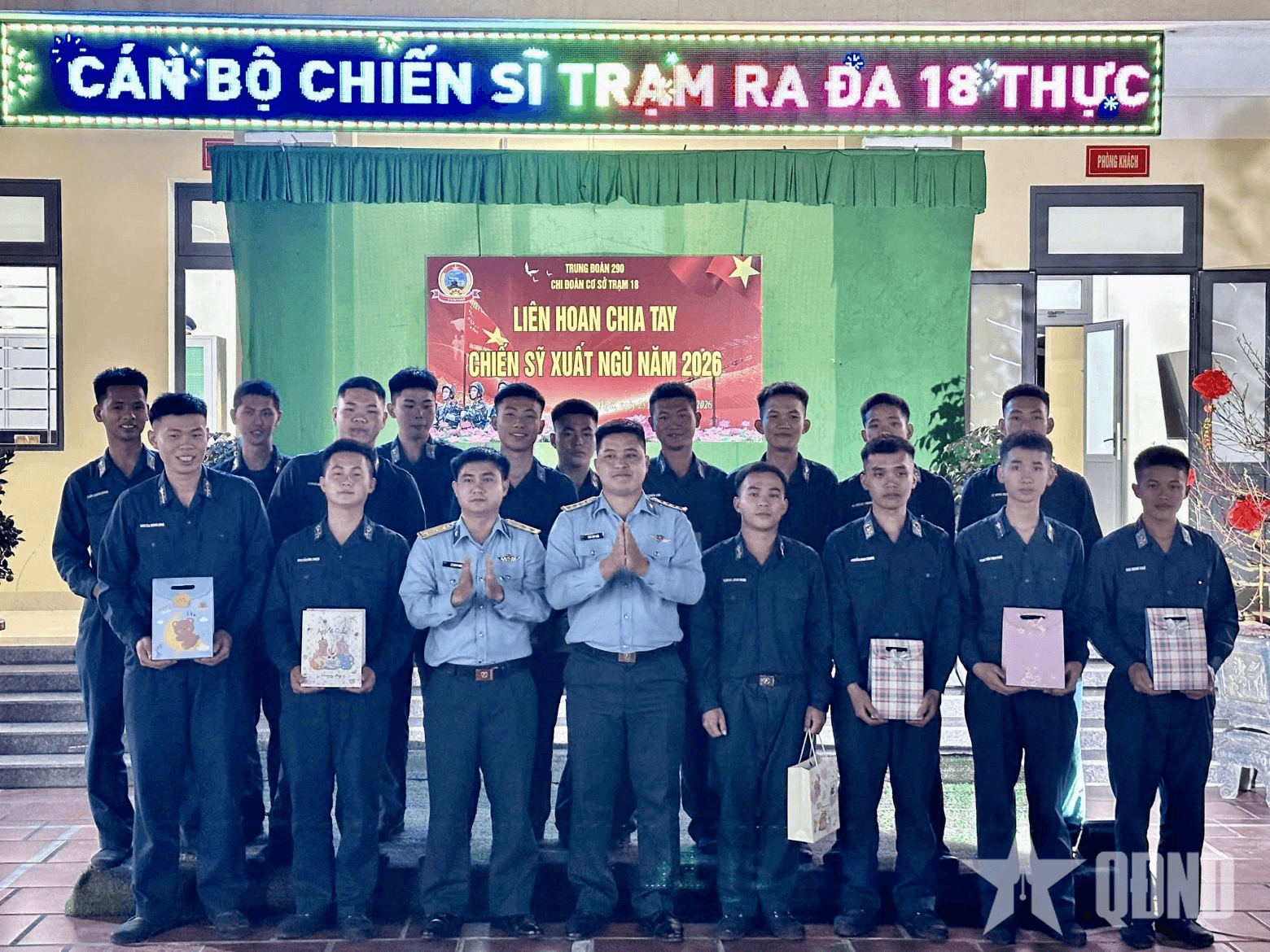 Lính "canh trời" lưu luyến chia tay