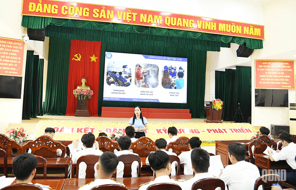 Bộ tư lệnh Vùng Cảnh sát biển 3 tư vấn hướng nghiệp cho hạ sĩ quan, chiến sĩ