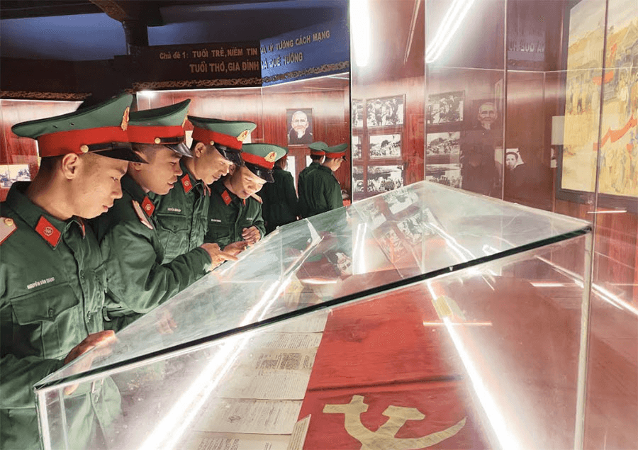 Sư đoàn 968 tổ chức cho chiến sĩ xuất ngũ năm 2026 dâng hương, tham quan các địa chỉ đỏ