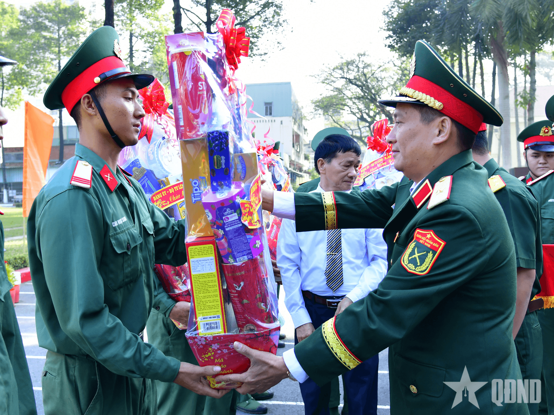 Bộ tư lệnh TP Hồ Chí Minh tiễn quân nhân hoàn thành nghĩa vụ quân sự trở về địa phương