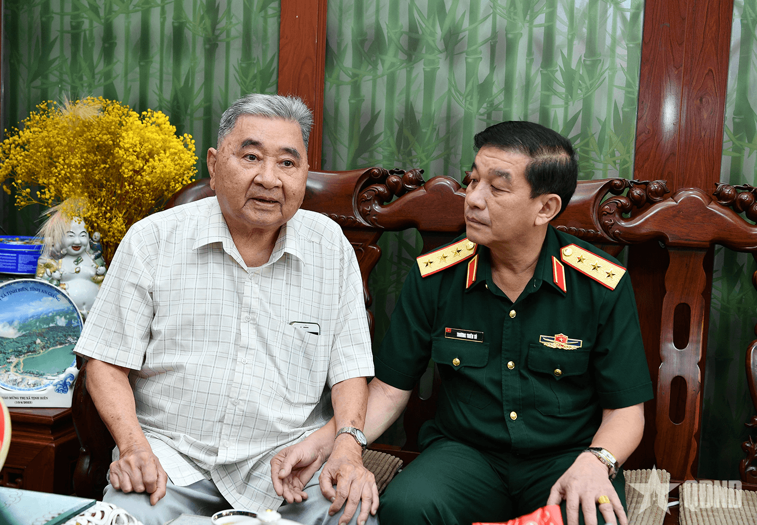 Đoàn công tác Tổng cục Chính trị thăm, tặng quà gia đình Thượng tướng Bùi Văn Huấn
