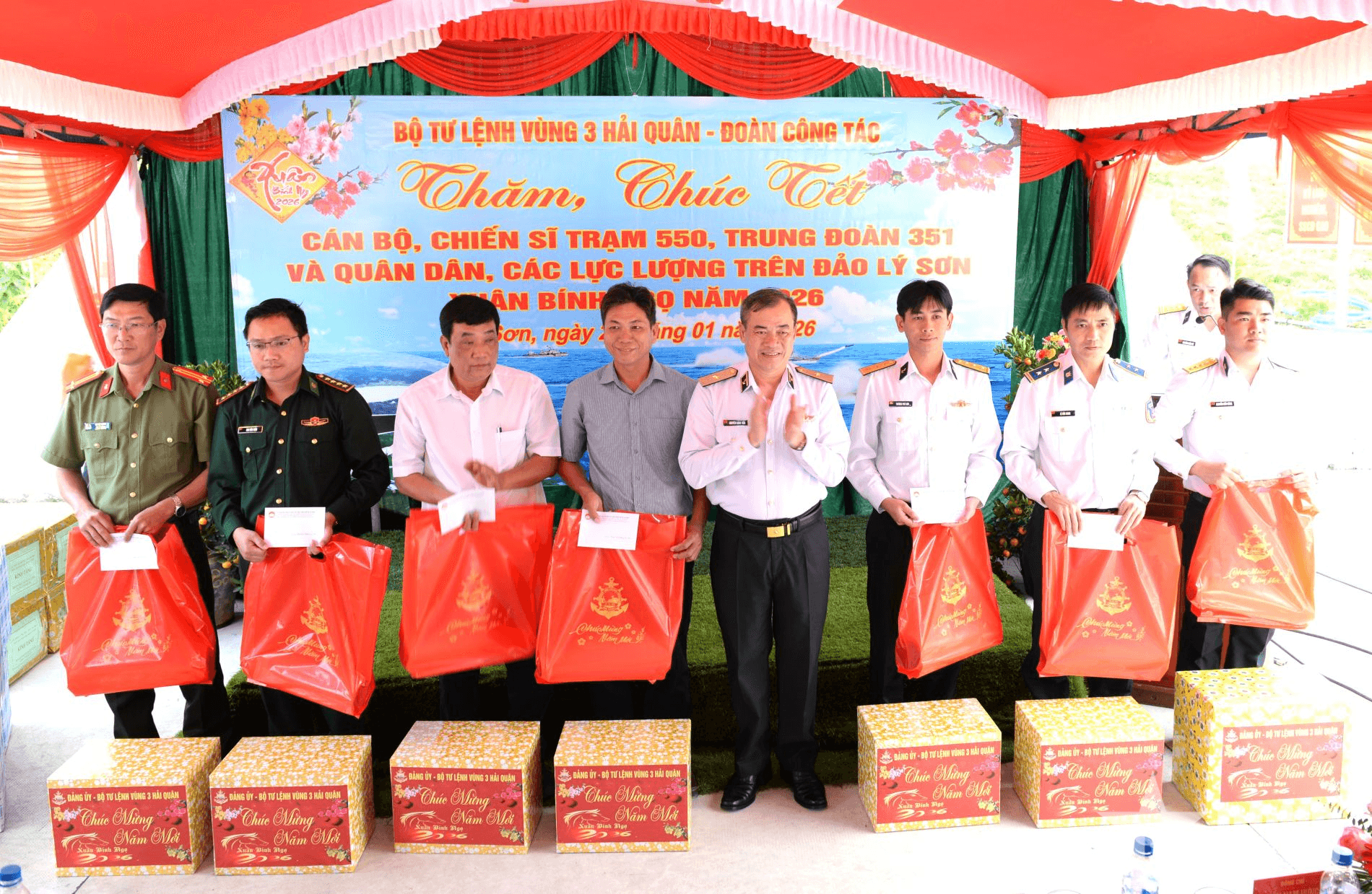 Vùng 3 Hải quân kết thúc hải trình thăm, chúc Tết quân, dân đặc khu Cồn Cỏ, Lý Sơn