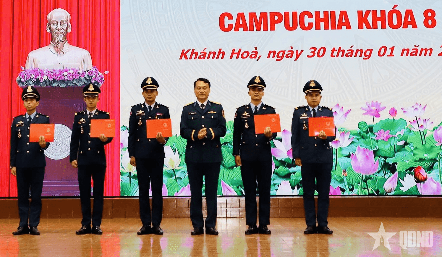 Trường Sĩ quan Không quân đào tạo học viên phi công quân sự trực thăng cho Campuchia