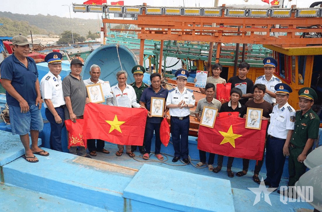 Chính ủy Cảnh sát biển Việt Nam chúc Tết quân, dân đặc khu Thổ Châu