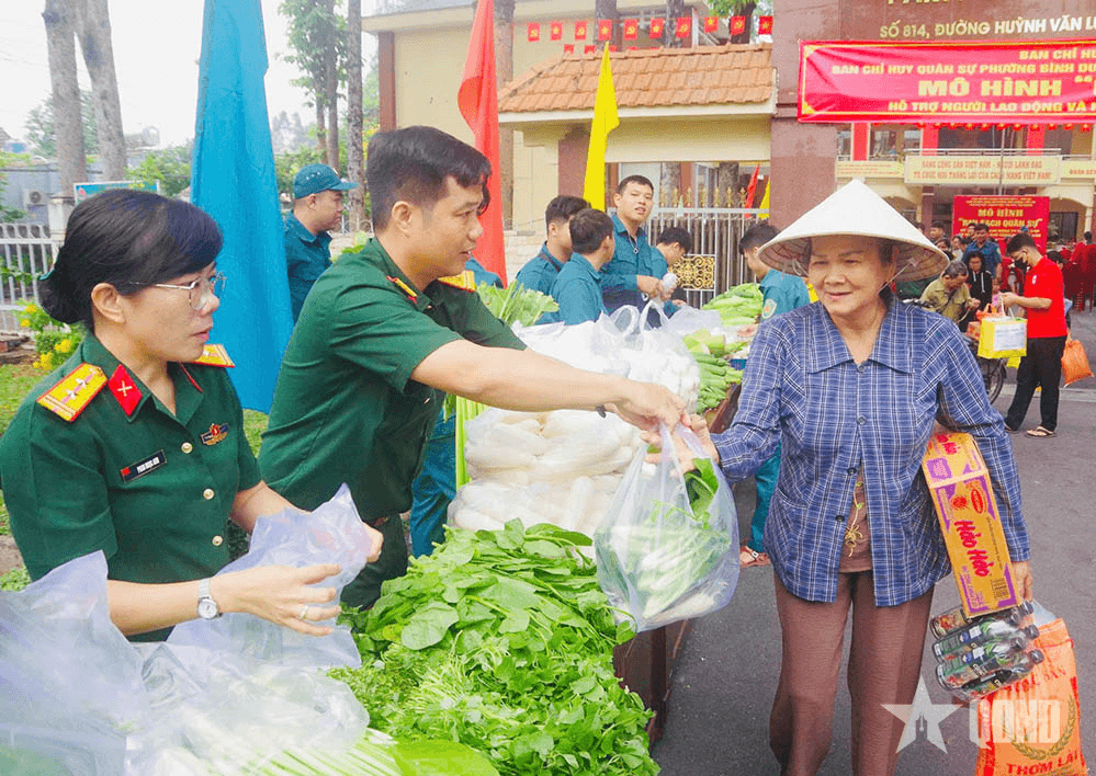 “Rau sạch quân sự” thắm tình quân dân