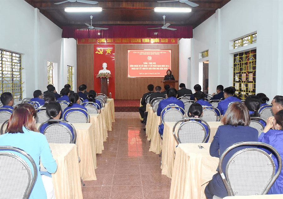 Ban Công đoàn Quốc phòng thăm, tặng quà đoàn viên có hoàn cảnh khó khăn tại Quân khu 4