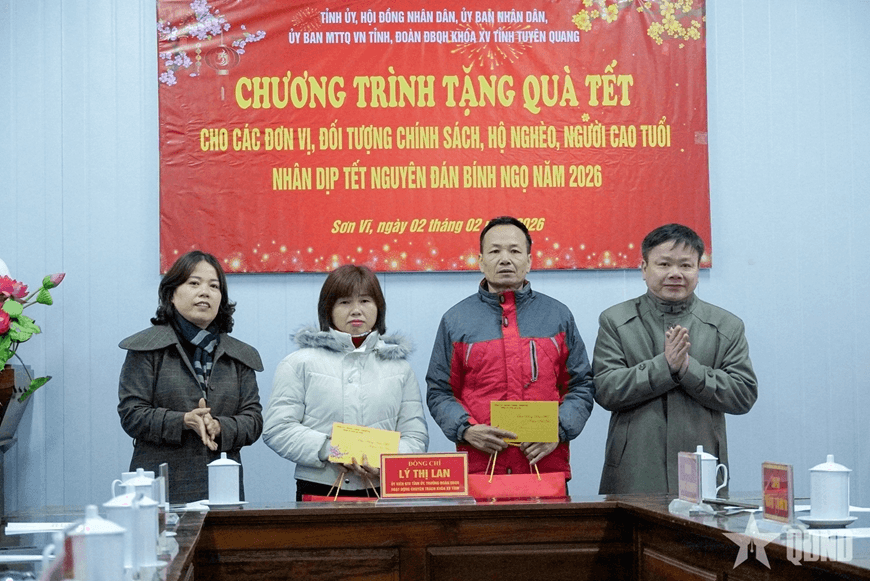 Trưởng Đoàn đại biểu Quốc hội tỉnh Tuyên Quang thăm, chúc Tết xã biên giới và Bộ đội Biên phòng