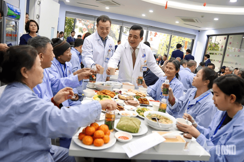 Ấm lòng bữa cơm tất niên tại Bệnh viện K