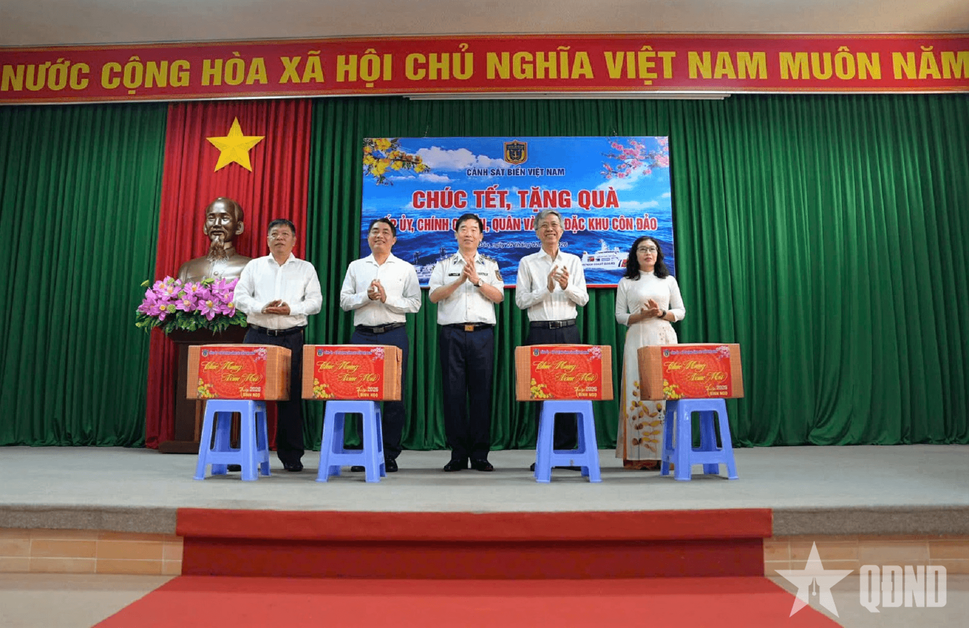 Đoàn công tác Cảnh sát biển tặng quà Tết quân và dân đặc khu Côn Đảo