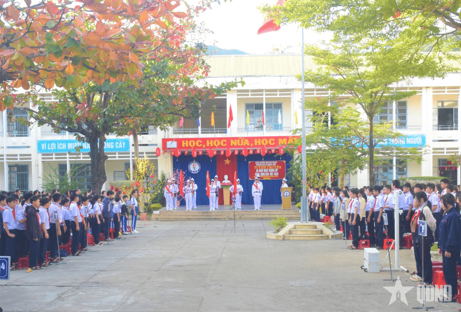 Học viện Hải quân tuyên truyền, giáo dục truyền thống cách mạng cho hơn 700 giáo viên, học sinh