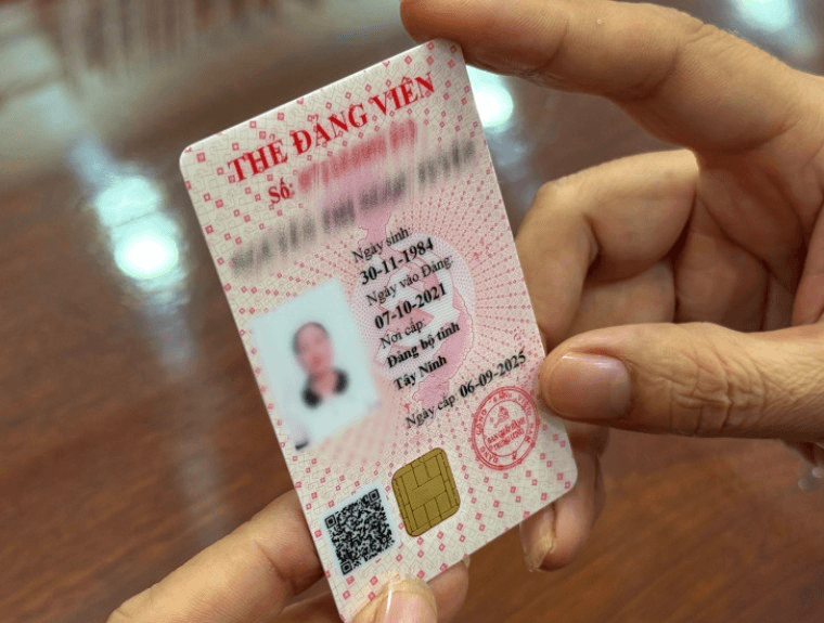 Pháp luật quy định như thế nào về việc phát thẻ và quản lý, sử dụng thẻ đảng viên?