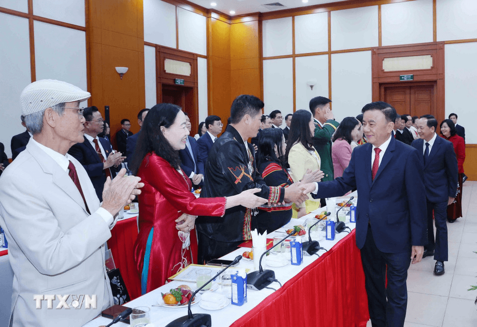 Thường trực Ban Bí thư Trần Cẩm Tú gặp mặt 96 Bí thư chi bộ xuất sắc