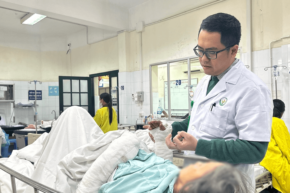 Nữ bệnh nhân 75 tuổi nguy kịch khi bị chó cắn