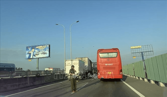 Cao tốc TP Hồ Chí Minh: Tài xế xe tải mắc kẹt, tử vong trong cabin