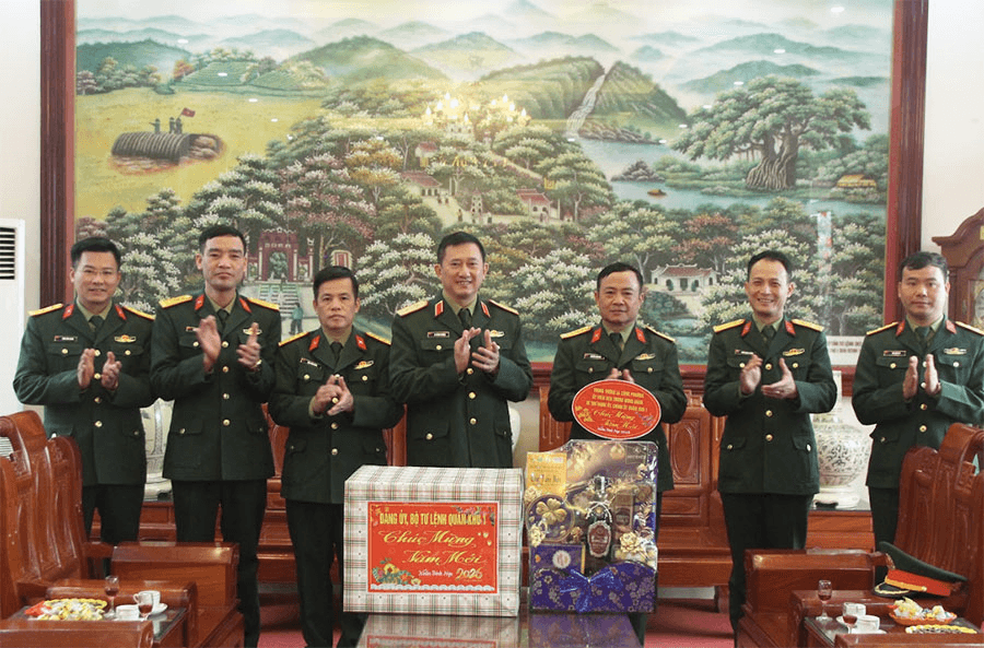Quân khu 1 thăm, tặng quà Tết tại xã ATK tỉnh Thái Nguyên và Sư đoàn 346