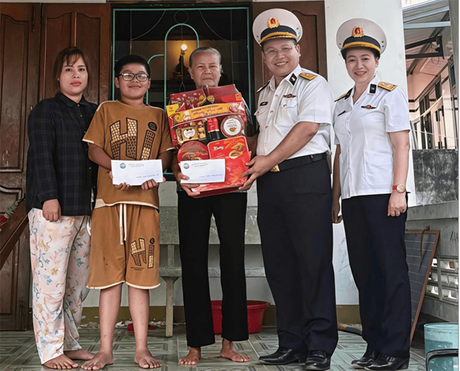Lữ đoàn 171, Vùng 2 Hải quân thăm, động viên, tặng quà con ngư dân