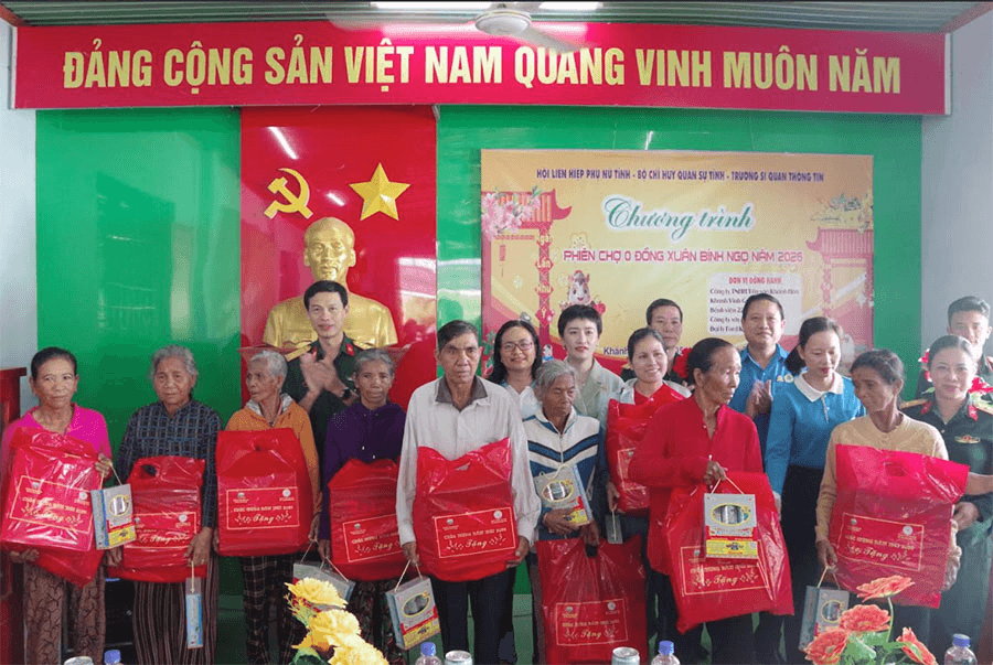 Trường Sĩ quan Thông tin phối hợp tổ chức “Phiên chợ 0 đồng - thắm tình quân dân”