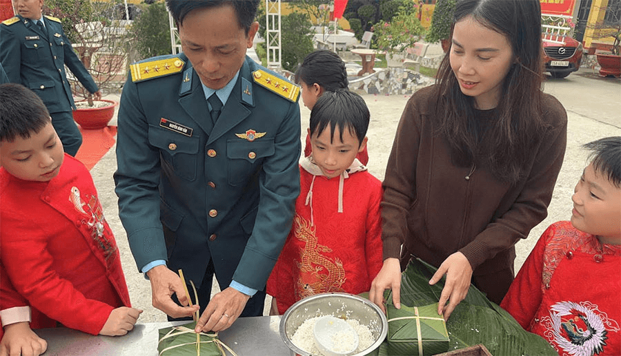 “Xuân canh trời - Tết thắm tình quân dân”