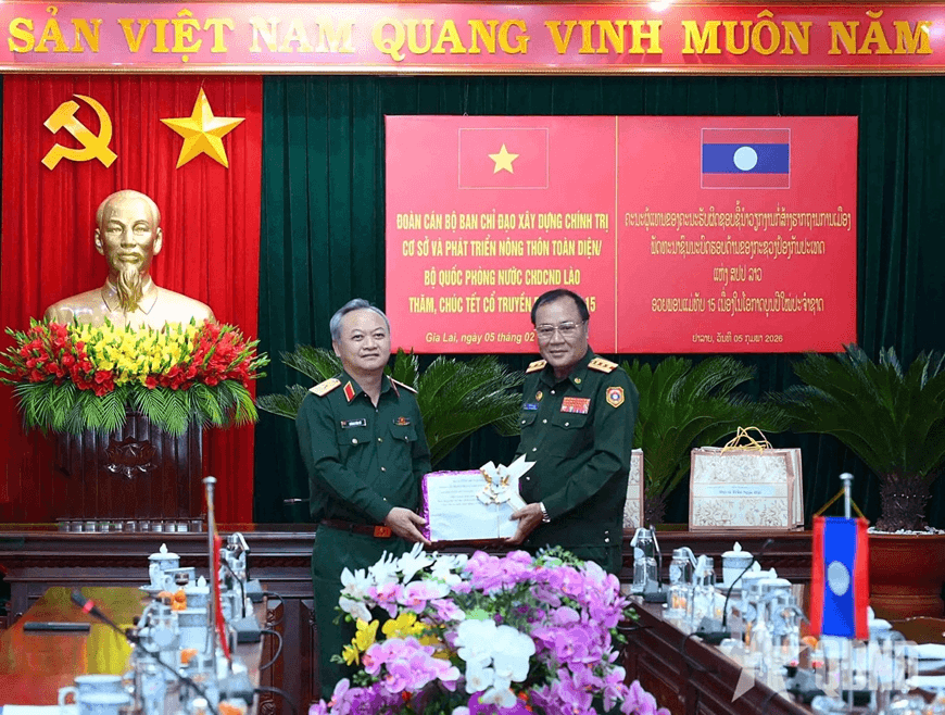Đoàn cán bộ Bộ Quốc phòng Lào thăm, chúc Tết Binh đoàn 15