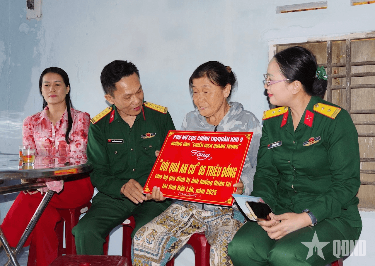 Cục Chính trị Quân khu 5 trao quà Tết tặng bà con xã Hòa Thịnh